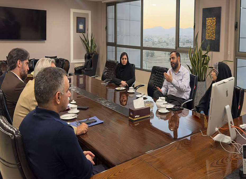 باحضور دکتر فرجی معاون دکترمخبر در اتاق بازرگانی قزوین صورت گرفت؛   پیگیری مسائل صادرکنندگان استان قزوین ازسوی معاون اول ریاست جمهوریعکس کمکی شماره2