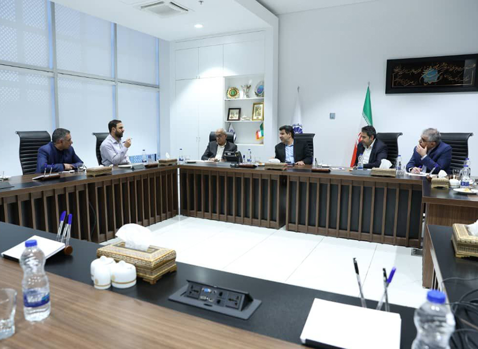 نشست تخصصی تبادل نظر در خصوص  اتاق مشترک بازرگانی  ایران وعربستان دردفترریاست اتاق ایران برگزارشد.                                                    دراین نشست که باحضور آقایان مهندس سلاح ورزی رئیس اتاق ایران ،دکترضیغمی رئیس سازمان توسعه تجارت ایران، مهندس عبدیان رئیس اتاق بازرگانی قزوین و اعضای هیات رئیسه پارلمان بخش خصوصی کشورهمراه بود؛راهکارهای راه اندازی سریع و موثر اتاق مشترک ایران و عربستان بررسی شد.عکس کمکی شماره1