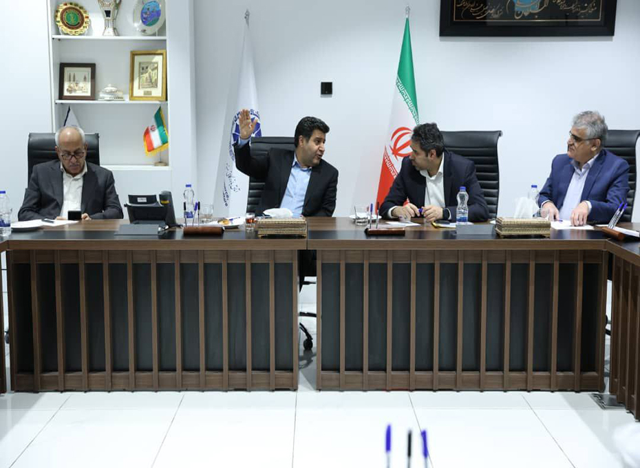 نشست تخصصی تبادل نظر در خصوص  اتاق مشترک بازرگانی  ایران وعربستان دردفترریاست اتاق ایران برگزارشد.                                                    دراین نشست که باحضور آقایان مهندس سلاح ورزی رئیس اتاق ایران ،دکترضیغمی رئیس سازمان توسعه تجارت ایران، مهندس عبدیان رئیس اتاق بازرگانی قزوین و اعضای هیات رئیسه پارلمان بخش خصوصی کشورهمراه بود؛راهکارهای راه اندازی سریع و موثر اتاق مشترک ایران و عربستان بررسی شد.عکس کمکی شماره2