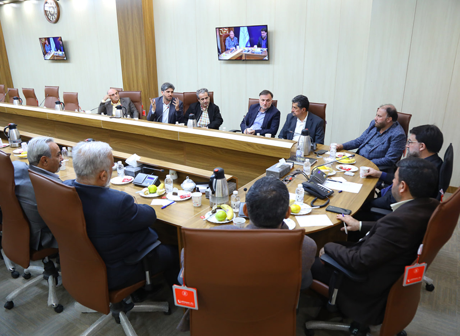 بعدازظهر دوشنبه بیست وچهارم مهرماه، مهندس عبدیان رئیس اتاق بازرگانی قزوین ،اعضای هیات رئیسه و هیات نمایندگان ،معاون اجرایی ومشاوررئیس و دبیر اجرایی پارلمان بخش خصوصی استان باآقایان دکتررجبی دادستان عمومی وانقلاب استان و رمضانی معاونت دادستانی دیدار  و گفت وگوکردندعکس کمکی شماره4