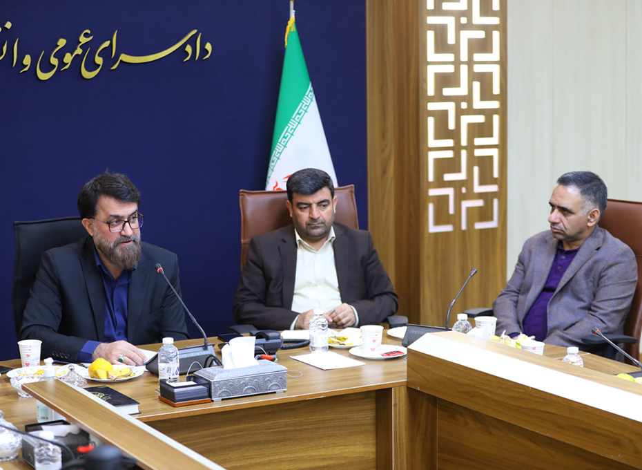 دکتر رجبی دادستان عمومی وانقلاب قزوین دردیدار باریاست واعضای هیات نمایندگان اتاق قزوین: باید دست تولیدکنندگانی را که درشرایط تحریم،جانانه به مردم خدمت می کنند ؛بوسید             به منظورحقظ حرمت و شآن اعضای اتاق بازرگانی قزوین،آنها می توانند مسائل قانونی خودرابه اتاق قزوین اطلاع دهندتا از طریق ارتباط مستقیم اتاق  بامعاونت دادستانی عمومی و انقلاب ،به صورت ویژه پیگیری شود