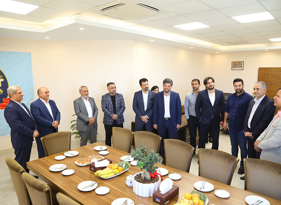 ظهریکشنبه هفتم آبان ماه طی برنامه ای دراتاق بازرگانی قزوین وبه منظور حمایت ازباشگاه ورزشی شمس آذر ،دفتراین باشگاه درطبقه ششم اتاق قزوین افتتاح شد.عکس کمکی شماره1