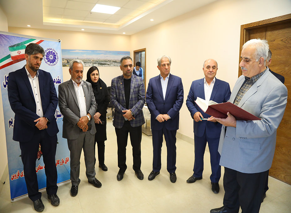 ظهریکشنبه هفتم آبان ماه طی برنامه ای دراتاق بازرگانی قزوین وبه منظور حمایت ازباشگاه ورزشی شمس آذر ،دفتراین باشگاه درطبقه ششم اتاق قزوین افتتاح شد.عکس کمکی شماره3