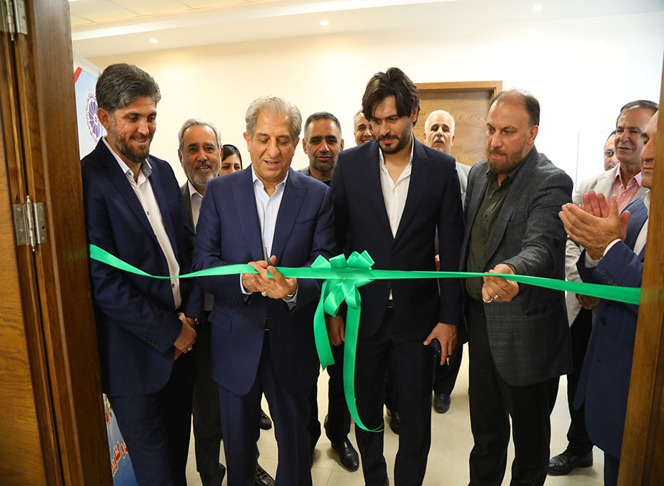 ظهریکشنبه هفتم آبان ماه طی برنامه ای دراتاق بازرگانی قزوین وبه منظور حمایت ازباشگاه ورزشی شمس آذر ،دفتراین باشگاه درطبقه ششم اتاق قزوین افتتاح شد.عکس کمکی شماره4