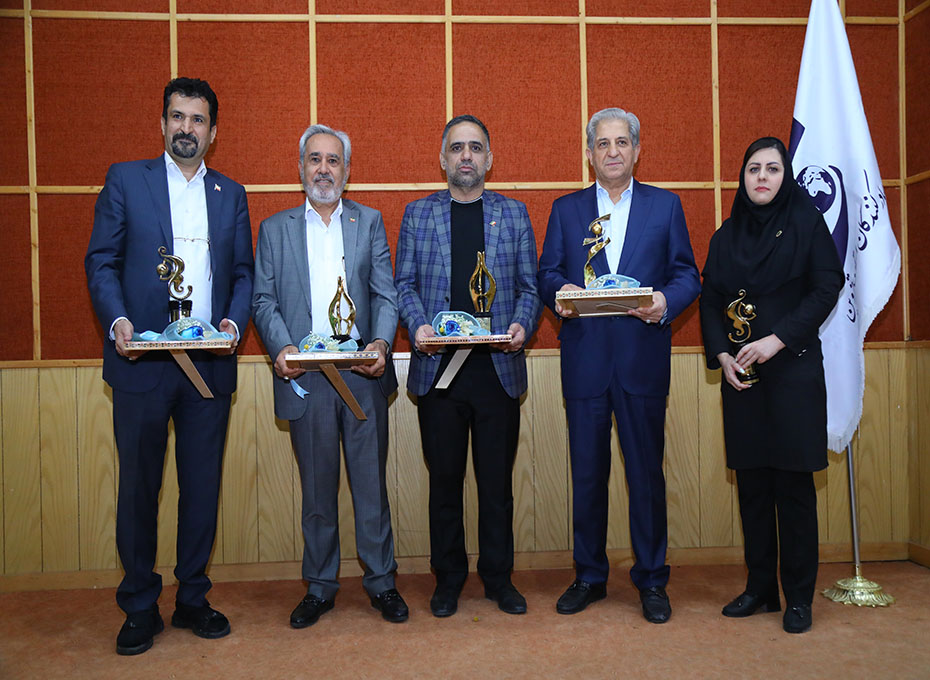 در مراسم تجلیل ازصادرکنندگان استان قزوین درسال 1401 ازسه صادرکننده نمونه ملی ازاستان قزوین،۳۴صادرکننده نمونه استانی ۲پیشکسوت حوزه صنعت و کشاورزی و ۵ مدیر اقتصادی استان تجلیل به عمل آمد.عکس کمکی شماره3