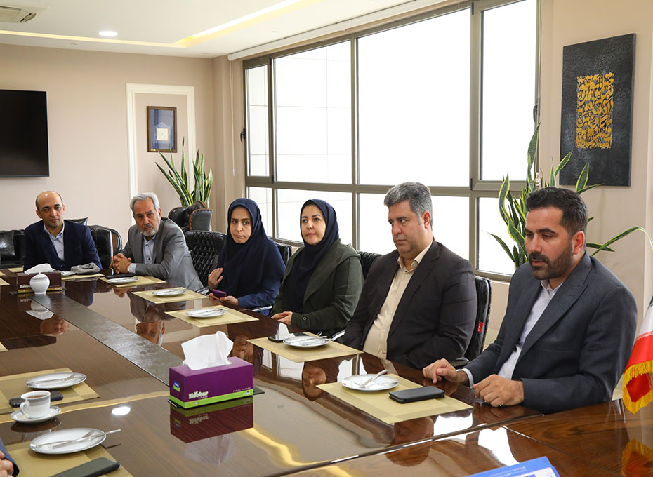 ظهرچهارشنبه دهم آبان ماه ،اعضای شورای هماهنگی روابط عمومی های استان قزوین باحضوردردفترریاست اتاق بازرگانی قزوین باآقای مهندس عبدیان رئیس پارلمان بخش خصوصی استان ومدیران اتاق بازرگانی قزوین دیدار کردند.عکس کمکی شماره2