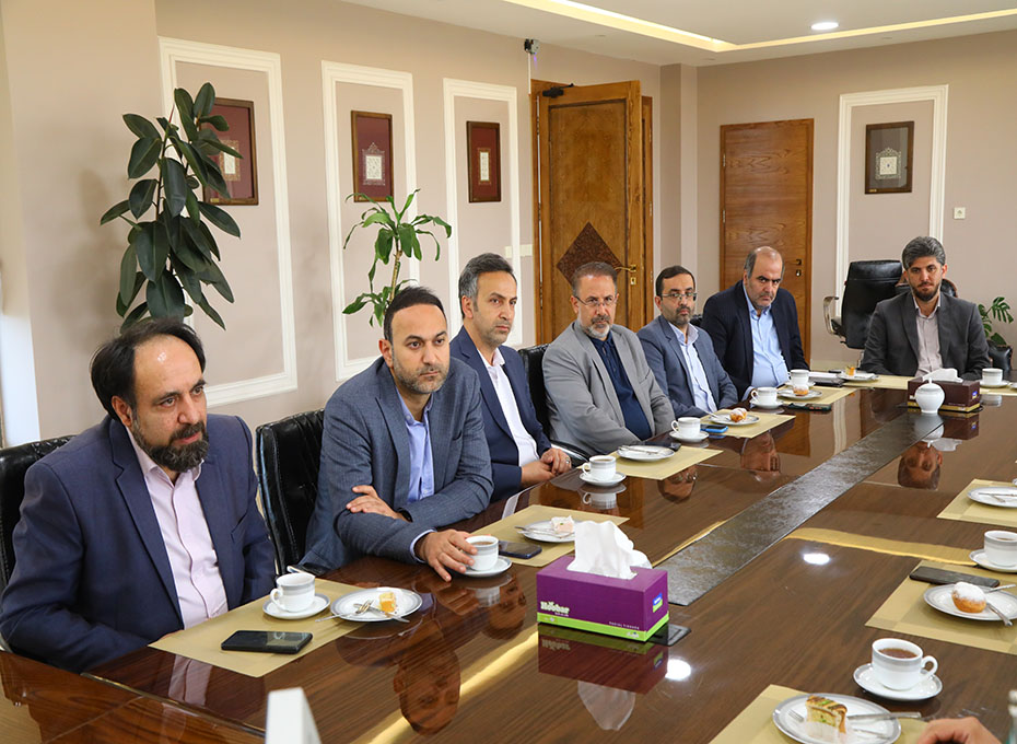 ظهرچهارشنبه دهم آبان ماه ،اعضای شورای هماهنگی روابط عمومی های استان قزوین باحضوردردفترریاست اتاق بازرگانی قزوین باآقای مهندس عبدیان رئیس پارلمان بخش خصوصی استان ومدیران اتاق بازرگانی قزوین دیدار کردند.عکس کمکی شماره3