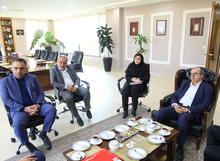 پرفسورحسین میرمحمدصادقی،داوردعاوی بین المللی تجاری ایران ورئیس موسسه آموزشی و پژوهشی اتاق ایران بامهندس عبدیان رئیس  اتاق بازرگانی قزوین ومدیران پارلمان بخش خصوصی استان دیدار و گفت وگوکردعکس کمکی شماره1