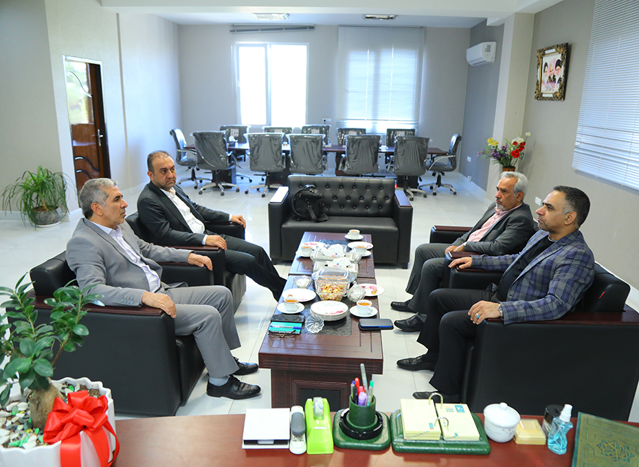 صبح روزشنبه بیستم آبان ماه دراولین  روزکاری رسمی آقای  مهندس رستمی سرپرست جدید سازمان صنعت،معدن وتجارت  استان،آقایان مهندس عبدیان رئیس اتاق بازرگانی ،بصیری نائب رئیس و پازوکی عضوهیات رئیسه پارلمان بخش خصوصی استان باحضوردرسازمان صمت با مهندس رستمی دیدار و گفت وگو کردندعکس کمکی شماره1