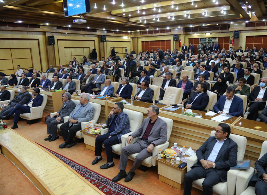 صبح امروزیکشنبه با حضور دکتر اعلایی استاندار قزوین ، دکتر مقیمی معاون وزیر صمت، رئیس هیئت مدیره و مدیر عامل سازمان صنایع کوچک و شهرک های صنعتی ایران ،مهندس عبدیان رئیس اتاق بازرگانی قزوین،مهندس رستمی سرپرست  سازمان صمت استان ،آهنگریان نائب رئیس و سعیدیان عضوهیت رئیسه اتاق ،رحمانی معاون استاندار،صفاری مدیر عامل شرکت شهرکهای صنعتی استان ،بابائی عضوهیات نمایندگان اتاق،جعفرزادشایان عضوهیات مدیره اتحادیه صادرکنندگان استان و فعالان اقتصادی حوزه صنعت ومعدن درسالن شهید امامی استانداری قزوین برگزارشد.عکس کمکی شماره2