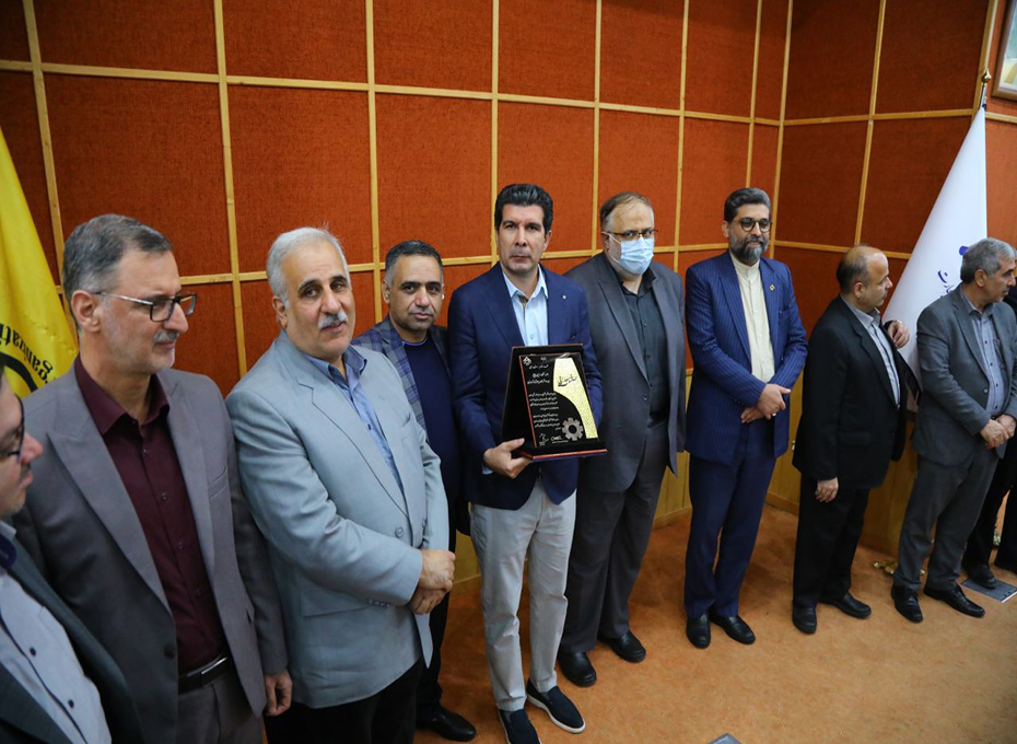 صبح امروزیکشنبه با حضور دکتر اعلایی استاندار قزوین ، دکتر مقیمی معاون وزیر صمت، رئیس هیئت مدیره و مدیر عامل سازمان صنایع کوچک و شهرک های صنعتی ایران ،مهندس عبدیان رئیس اتاق بازرگانی قزوین،مهندس رستمی سرپرست  سازمان صمت استان ،آهنگریان نائب رئیس و سعیدیان عضوهیت رئیسه اتاق ،رحمانی معاون استاندار،صفاری مدیر عامل شرکت شهرکهای صنعتی استان ،بابائی عضوهیات نمایندگان اتاق،جعفرزادشایان عضوهیات مدیره اتحادیه صادرکنندگان استان و فعالان اقتصادی حوزه صنعت ومعدن درسالن شهید امامی استانداری قزوین برگزارشد.عکس کمکی شماره6