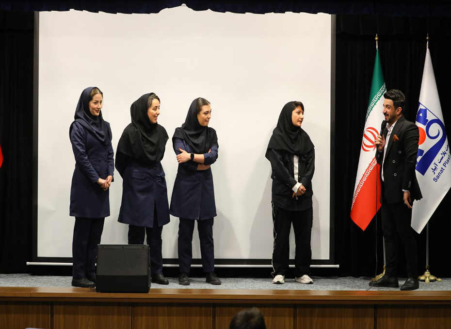 ظهر پنجشنبه دوم آذرماه، هفتمین  دیدار ماهیانه جمعی پرسنل اتاق بازرگانی قزوین بامهندس عبدیان ریاست پارلمان بخش خصوصی استان  درسالن  اجتماعات شرکت صنعت پلاست آبیار واقع درشهرک صنعتی کاسپین برگزارشد.عکس کمکی شماره1