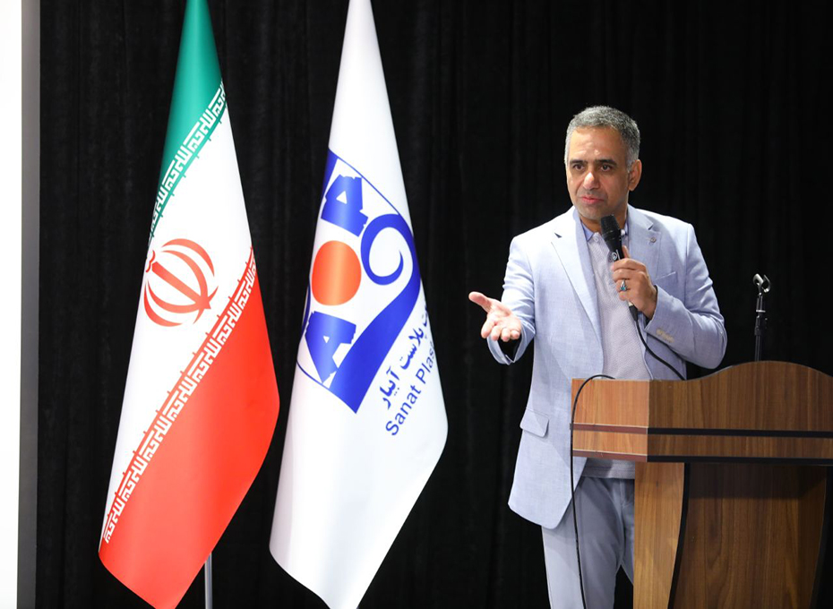 ظهر پنجشنبه دوم آذرماه، هفتمین  دیدار ماهیانه جمعی پرسنل اتاق بازرگانی قزوین بامهندس عبدیان ریاست پارلمان بخش خصوصی استان  درسالن  اجتماعات شرکت صنعت پلاست آبیار واقع درشهرک صنعتی کاسپین برگزارشد.عکس کمکی شماره5