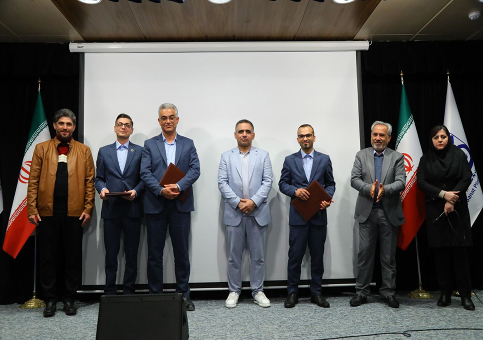 ظهر پنجشنبه دوم آذرماه، هفتمین  دیدار ماهیانه جمعی پرسنل اتاق بازرگانی قزوین بامهندس عبدیان ریاست پارلمان بخش خصوصی استان  درسالن  اجتماعات شرکت صنعت پلاست آبیار واقع درشهرک صنعتی کاسپین برگزارشد.عکس کمکی شماره6