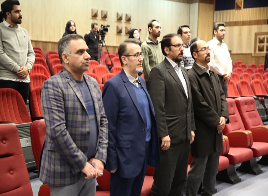 به گزارش روابط عمومی دانشگاه آزاد اسلامی قزوین ؛ظهر روز چهارشنبه هشتم آذرماه، با حضور آقایان دکتر اسماعیل زینالی؛ ریاست دانشگاه آزاد اسلامی واحد و استان قزوین ، مهندس عبدیان ، رئیس اتاق بازرگانی استان قزوین، حجت الاسلام دکتر محمد محبی ؛ مسئول نهاد نمایندگی در دانشگاههای آزاد استان ، دکتر احمد فخاریان ؛ معاونت پژوهشی واحد قزوین و جمعی از  اساتید و دانشجویان دانشگاه  و  نیز  جمعی از مدیران علمی و صنعتی استان ؛ اولین جلسه از سلسله نشست های علمی با محوریت انرژی در سالن آمفی تئاتر علامه رفیعی دانشگاه آزاد اسلامی  قزوین برگزار شدعکس کمکی شماره1