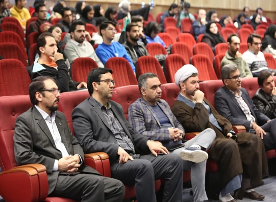 باحضوررئیس اتاق بازرگانی قزوین صورت گرفت؛                                                                                            برگزاری نشست علمی "ایران و جهان در گذار انرژی " در دانشگاه آزاد اسلامی قزوین