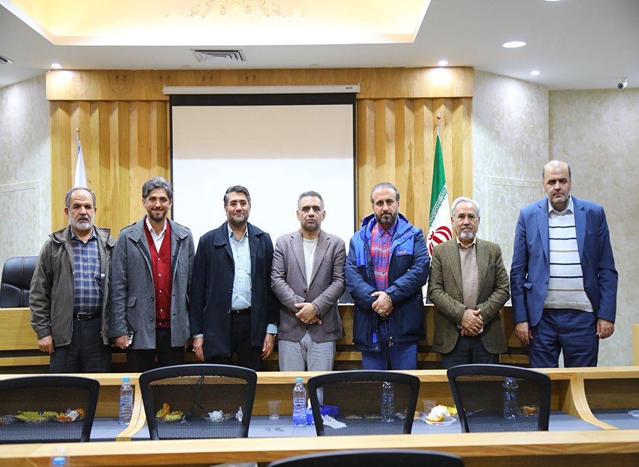 عصرپنجشنبه  سی ام آذرماه دومین نشست خبری مهندس عبدیان رئیس اتاق بازرگانی قزوین با نمایندگان رسانه های استان درسالن وکیل التجار(طبقه هشتم) پارلمان بخش خصوصی استان برگزارشد.🔶دراین نشست که باحضور آقای پازوکی عضوهیات رئیسه ،مدیران اجرایی اتاق و ۴۲تن ازفعالان نشریات مکتوب،آنلاین ودیداری وشنیداری استان همراه بود، گزارش جامع فعالیتهای اتاق بازرگانی قزوین طی 7ماه نخست فعالیت هیات نمایندگان دورششم ، دیدگاه های ریاست اتاق قزوین درخصوص مهمترین رویدادهای اقتصادی استان وکشور مطرح شدعکس کمکی شماره1