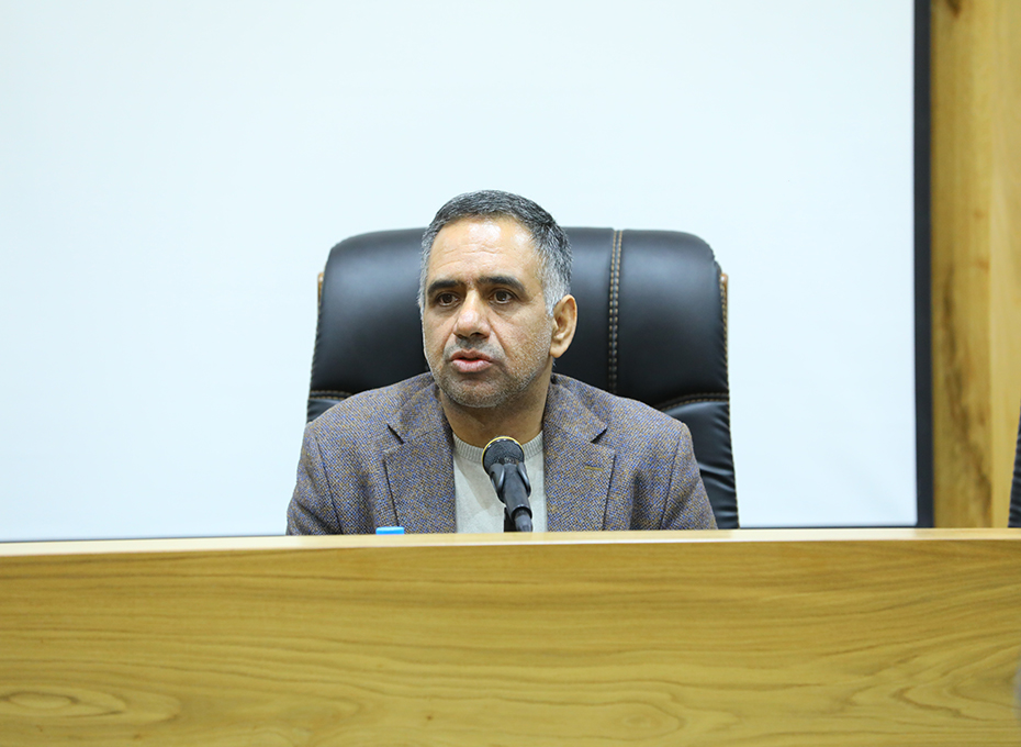 عصرپنجشنبه  سی ام آذرماه دومین نشست خبری مهندس عبدیان رئیس اتاق بازرگانی قزوین با نمایندگان رسانه های استان درسالن وکیل التجار(طبقه هشتم) پارلمان بخش خصوصی استان برگزارشد.🔶دراین نشست که باحضور آقای پازوکی عضوهیات رئیسه ،مدیران اجرایی اتاق و ۴۲تن ازفعالان نشریات مکتوب،آنلاین ودیداری وشنیداری استان همراه بود، گزارش جامع فعالیتهای اتاق بازرگانی قزوین طی 7ماه نخست فعالیت هیات نمایندگان دورششم ، دیدگاه های ریاست اتاق قزوین درخصوص مهمترین رویدادهای اقتصادی استان وکشور مطرح شدعکس کمکی شماره2