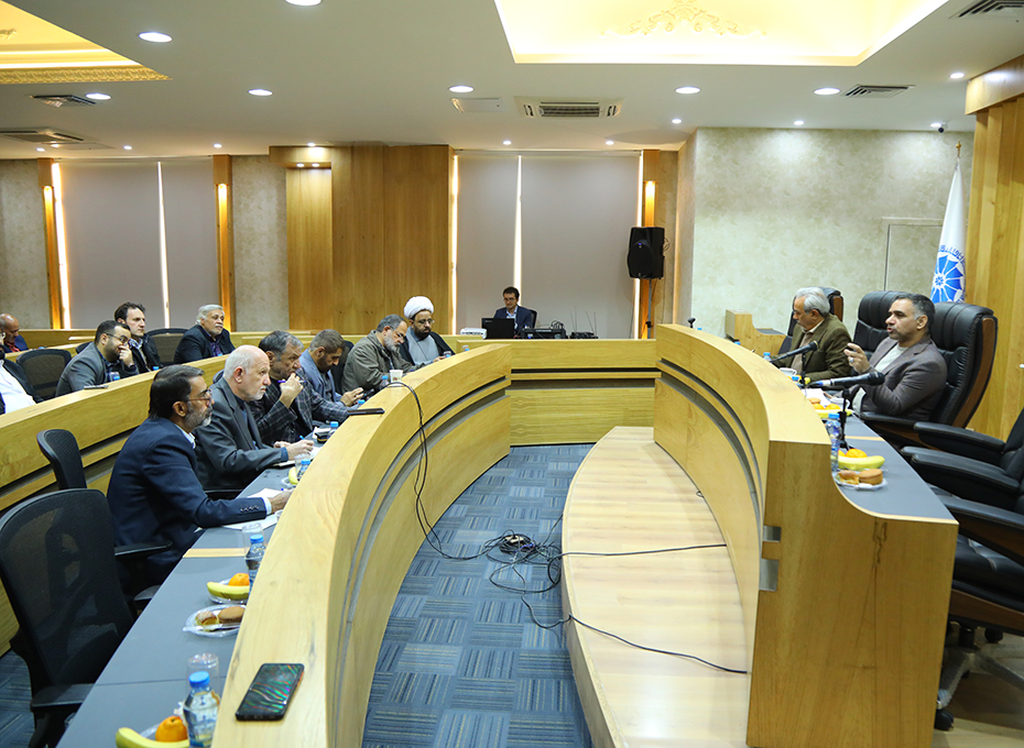 عصرپنجشنبه  سی ام آذرماه دومین نشست خبری مهندس عبدیان رئیس اتاق بازرگانی قزوین با نمایندگان رسانه های استان درسالن وکیل التجار(طبقه هشتم) پارلمان بخش خصوصی استان برگزارشد.🔶دراین نشست که باحضور آقای پازوکی عضوهیات رئیسه ،مدیران اجرایی اتاق و ۴۲تن ازفعالان نشریات مکتوب،آنلاین ودیداری وشنیداری استان همراه بود، گزارش جامع فعالیتهای اتاق بازرگانی قزوین طی 7ماه نخست فعالیت هیات نمایندگان دورششم ، دیدگاه های ریاست اتاق قزوین درخصوص مهمترین رویدادهای اقتصادی استان وکشور مطرح شدعکس کمکی شماره5