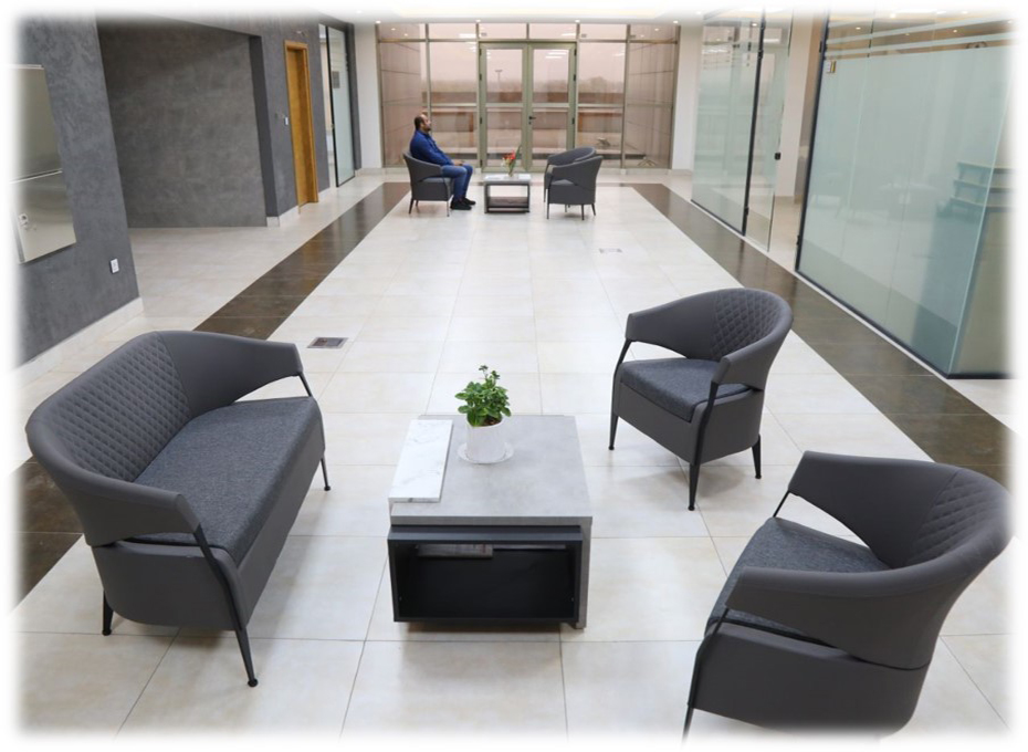 ظهر شنبه بیست وسوم دی ماه طی مراسمی باحضورآقایان مهندس عبدیان رئیس اتاق بازرگانی قزوین،پازوکی عضوهیات رئیسه ،احمدی معاون اجرایی و مشاوررئیس اتاق و خانم برومنددبیر اجرایی پارلمان بخش خصوصی استان ،کافه کتاب اتاق قزوین درطبقه دوم رسما" آغاز به کارکرد.عکس کمکی شماره1