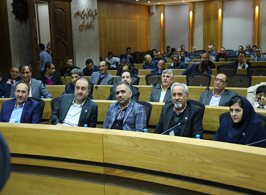 عصر چهارشنبه چهارم بهمن ماه ،آیین گرامیداشت سالروز ولادت امیرالمونین حضرت امام علی(ع) روز پدر و روزمرد وتقدیر ازفعالان مرد همراه باپارلمان بخش خصوصی استان درسالن اجتماعات وکیل التجار(طبقه هشتم) اتاق بازرگانی قزوین برگزارشدعکس کمکی شماره1