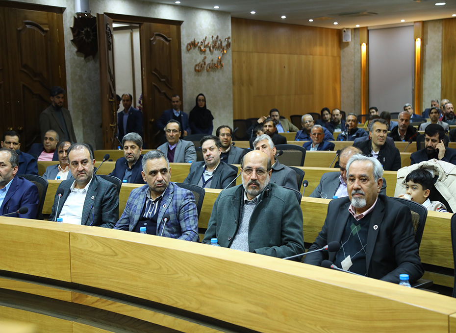 عصر چهارشنبه چهارم بهمن ماه ،آیین گرامیداشت سالروز ولادت امیرالمونین حضرت امام علی(ع) روز پدر و روزمرد وتقدیر ازفعالان مرد همراه باپارلمان بخش خصوصی استان درسالن اجتماعات وکیل التجار(طبقه هشتم) اتاق بازرگانی قزوین برگزارشدعکس کمکی شماره3