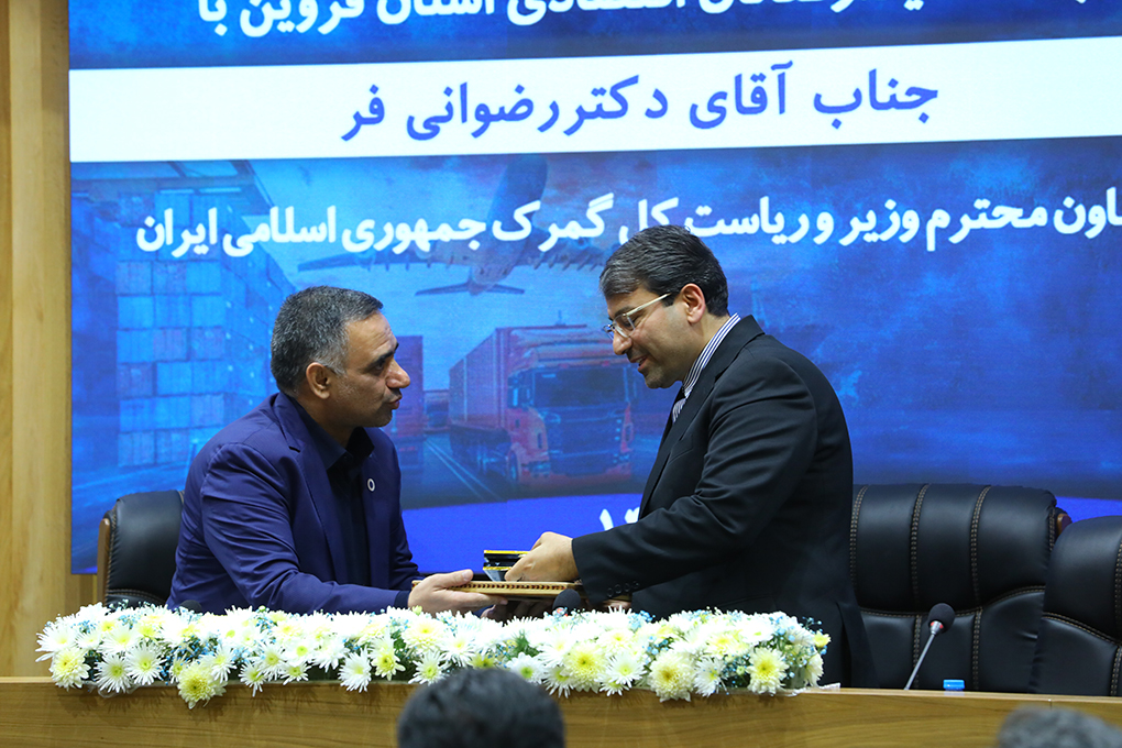 جلسه دیدارفعالان اقتصادی استان قزوین با دکتررضوانی فر معاون وزیر و ریاست  کل گمرک کشوردرسالن اجتماعات وکیل التجاراتاق بازرگانی  قزوین برگزارشدعکس کمکی شماره2