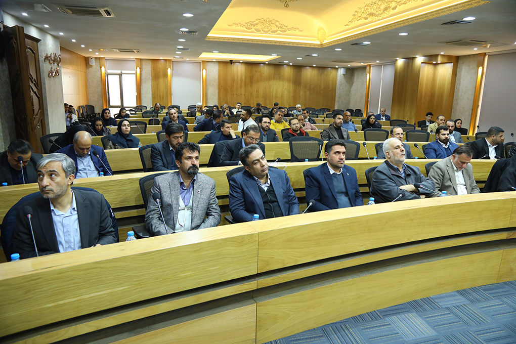 جلسه دیدارفعالان اقتصادی استان قزوین با دکتررضوانی فر معاون وزیر و ریاست  کل گمرک کشوردرسالن اجتماعات وکیل التجاراتاق بازرگانی  قزوین برگزارشدعکس کمکی شماره4