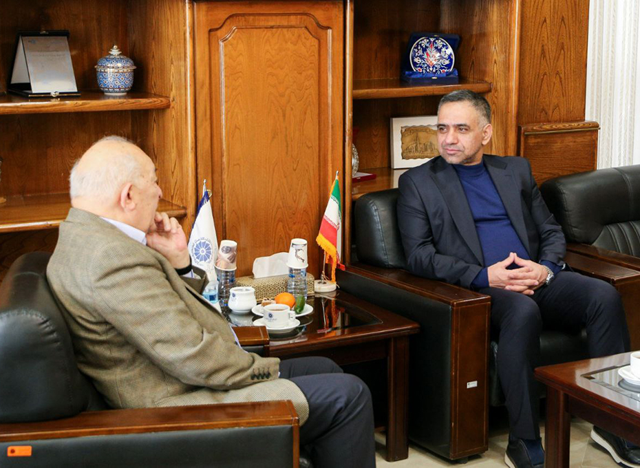 صبح سه شنبه در دیدار روسای اتاق‌های بازرگانی، صنایع، معادن و کشاورزی «قزوین»و «خراسان رضوی» درساختمان اداری اتاق بازرگانی مشهد ، طرفین بر ظرفیت‌ تعامل اتاق‌های استانی و لزوم هم‌افزایی به منظور مطالبه‌گری دغدغه‌های بخش خصوصی به منظور رفع مشکلات پیش روی فعالان اقتصادی تاکید کردندعکس کمکی شماره1