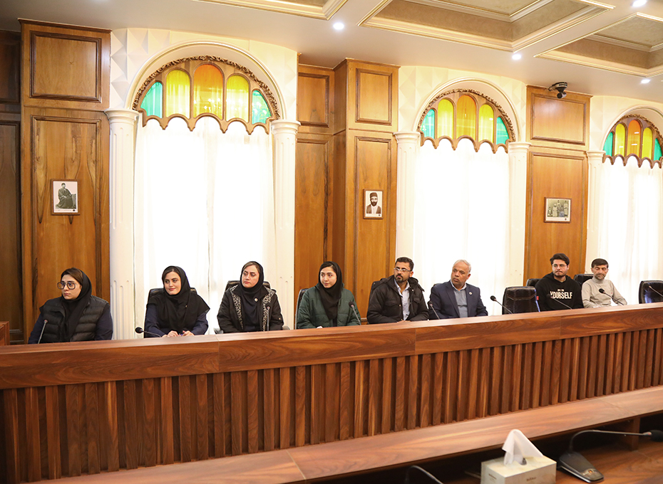 ازتمامی اعضای اتاق بازرگانی وفعالان اقتصادی درخواست می کنیم ،موضوعات مبتلابه خود رابه اتاق بازرگانی قزوین اطلاع دهند تاضمن بررسی ازطریق کمیسیونهای تخصصی و طرح آن درصحن علنی شورای گفت وگوی استان وتعامل بامقامات ارشد اقتصادی کشور واستان قزوین درکوتاه ترین فرصت ممکن موردرسیدگی های فنی وارائه راهکارهای لازم قرارگیردعکس کمکی شماره6