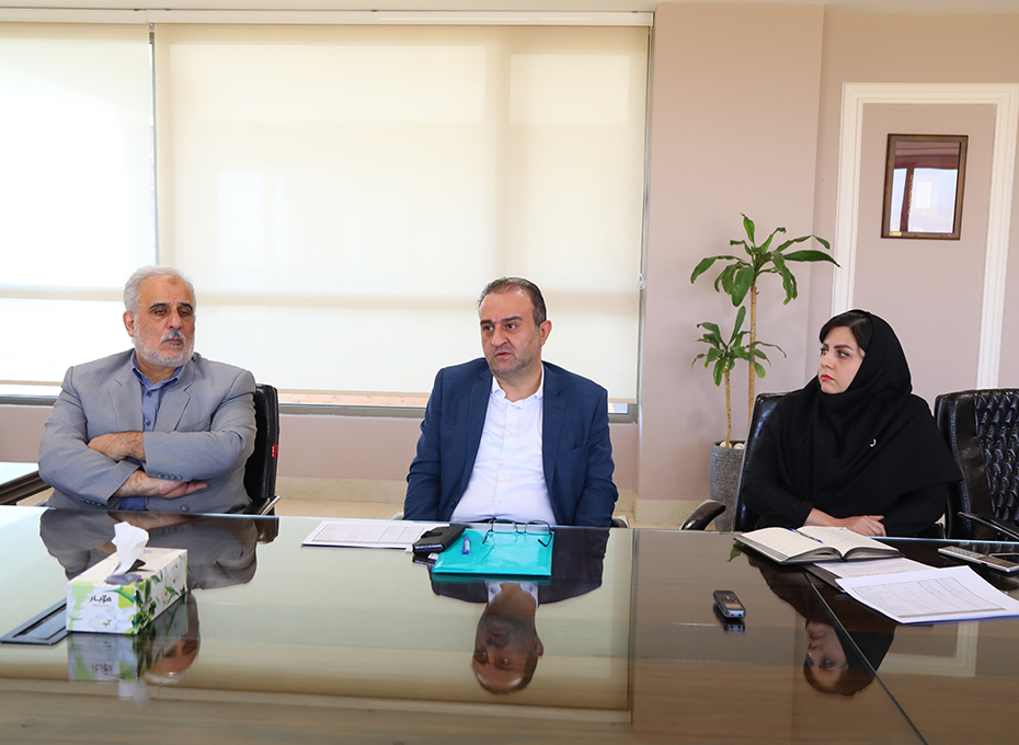 ظهرچهارشنبه ،نخستین نشست هیات رئیسه دورششم اتاق بازرگانی،صنایع،معادن وکشاورزی  قزوین به ریاست مهندس عبدیان وباحضوراعضای هیات رئیسه ومدیران اجرایی پارلمان بخش خصوصی استان تشکیل شد.عکس کمکی شماره1