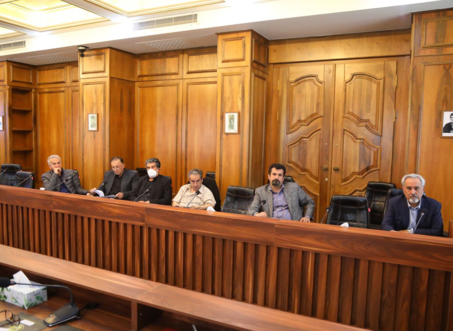 عصرچهارشنبه اولین نشست هیات نمایندگان اتاق بازرگانی، صنایع، معادن وکشاورزی قزوین  به ریاست مهندس عبدیان وباحضوراعضای هیات رییسه،هیات نمایندگان  و مدیران اجرایی اتاق و مهندس جعفرزادشایان عضوهیات مدیره اتحادیه صادرکنندگان استان درسالن اعتمادالتجار پارلمان بخش خصوصی استان تشکیل شدعکس کمکی شماره2