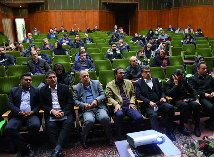 درابتدای این نشست که باحضور آقایان مهندس بخشنده ریاست اتاق بازرگانی قزوین،سرهنگ محمدی معاون اموربین الملل امنیت اقتصادی فراجا،سرهنگ حاجیان راد  رئیس پلیس امنیت اقتصادی استان قزوین ، رحیم زاده دبیر اجرایی اتاق بازرگانی قزوین وجمعی از اعضای اتاق بازرگانی و فعالان اقتصادی استان درسالن اجتماعات سازمان صمت استان تشکیل شد؛سرهنگ محمدی معاونت امور بین الملل پلیس پلیس امنیت اقتصادی فراجا ضمن ارائه درسگفتارهای تخصصی خود اظهارداشت: فعالین اقتصادی می توانندخدمات خود را از پلیس اینترپل  کسب کنند و ما در خدمت جامعه تجار هستیم.برای مثال ،فعالان اقتصادی که می خواهند باکشورها وافرادخارجی معامله کنند،اعتبارسنجی دراین زمینه رامی توانند از نیروی انتظامی استعلام کنند و پلیس اینترپل،استعلامها را باکمترین هزینه ممکن و به سرعت  انجام می دهد.عکس کمکی شماره1