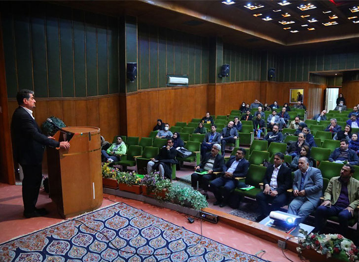 درابتدای این نشست که باحضور آقایان مهندس بخشنده ریاست اتاق بازرگانی قزوین،سرهنگ محمدی معاون اموربین الملل امنیت اقتصادی فراجا،سرهنگ حاجیان راد  رئیس پلیس امنیت اقتصادی استان قزوین ، رحیم زاده دبیر اجرایی اتاق بازرگانی قزوین وجمعی از اعضای اتاق بازرگانی و فعالان اقتصادی استان درسالن اجتماعات سازمان صمت استان تشکیل شد؛سرهنگ محمدی معاونت امور بین الملل پلیس پلیس امنیت اقتصادی فراجا ضمن ارائه درسگفتارهای تخصصی خود اظهارداشت: فعالین اقتصادی می توانندخدمات خود را از پلیس اینترپل  کسب کنند و ما در خدمت جامعه تجار هستیم.برای مثال ،فعالان اقتصادی که می خواهند باکشورها وافرادخارجی معامله کنند،اعتبارسنجی دراین زمینه رامی توانند از نیروی انتظامی استعلام کنند و پلیس اینترپل،استعلامها را باکمترین هزینه ممکن و به سرعت  انجام می دهد.عکس کمکی شماره2