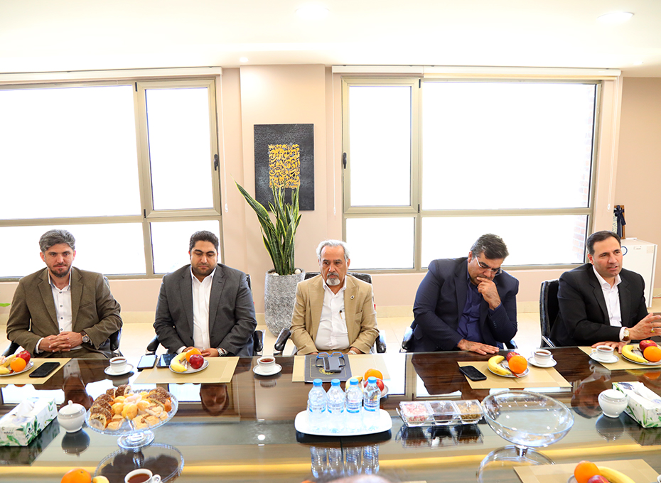بعداز ظهر شنبه،طی نشستی به ریاست مهندس عبدیان وباحضور آقایان موسوی صانع مدیر کل امورمالیاتی استان،طاهری معاون این اداره کل واعضای هیات رئیسه، رئیس کمیسیون کسب وکارهای نوین ودانش بنیان و مدیران اجرایی پارلمان بخش خصوصی استان،مهمترین مسائل فعالان بخش خصوصی و تولیدکنندگان استان مورد بحث وتبادل نظرقرارگرفت.عکس کمکی شماره1