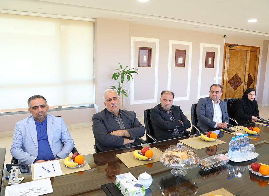 بعداز ظهر شنبه،طی نشستی به ریاست مهندس عبدیان وباحضور آقایان موسوی صانع مدیر کل امورمالیاتی استان،طاهری معاون این اداره کل واعضای هیات رئیسه، رئیس کمیسیون کسب وکارهای نوین ودانش بنیان و مدیران اجرایی پارلمان بخش خصوصی استان،مهمترین مسائل فعالان بخش خصوصی و تولیدکنندگان استان مورد بحث وتبادل نظرقرارگرفت.عکس کمکی شماره2