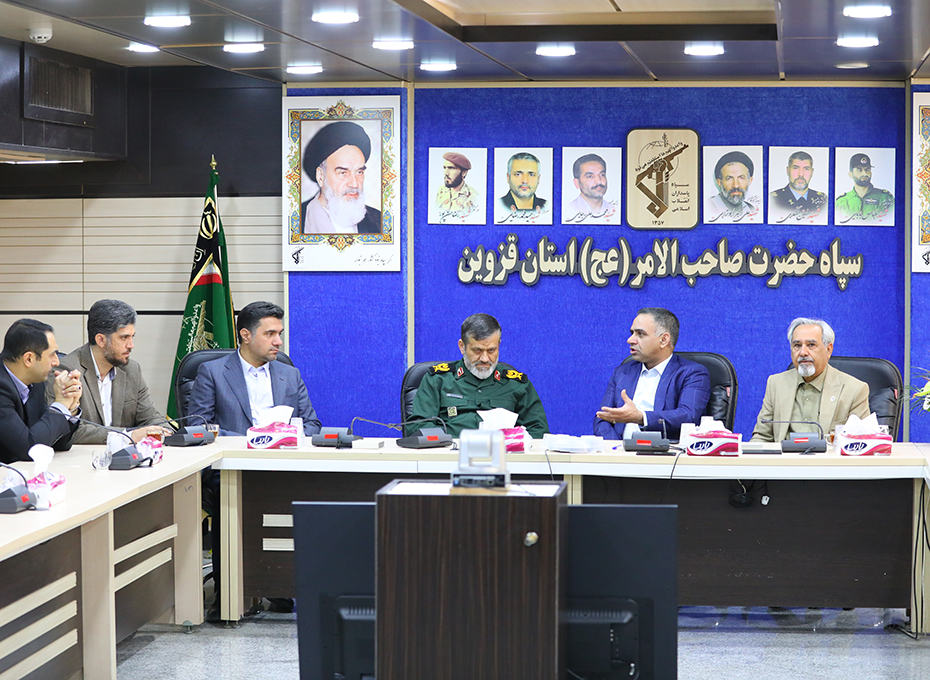  دردومین روز ازپاسخ مقتدرانه سپاه پاسداران انقلاب اسلامی به رژیم صهیونیستی ،نشست رئیس اتاق بازرگانی وفعالان اقتصادی استان بافرماندهی سپاه صاحب الامر(عج)استان قزوین  برگزارشد.عکس کمکی شماره1