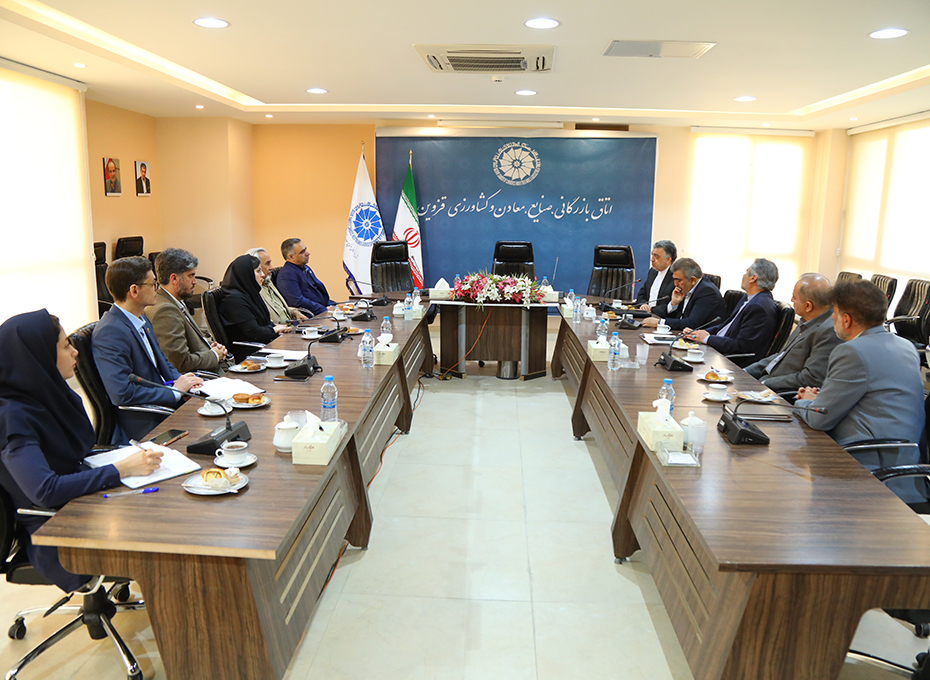  باحضورسفیر ج.ا.ایران درکشور بلاروس وهمراهان؛راهکارهای توسعه تعاملات اقتصادی استان قزوین و کشوربلاروس بامحوریت اتاق بازرگانی قزوین بررسی شد.عکس کمکی شماره3