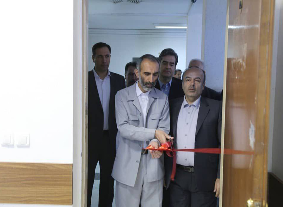 دفتر حمایت از تولید و سرمایه گذاری در دادگستری کل استان قزوین با حضور آقایان شعبانی رئیس کل دادگستری، رحمانی معاون اقتصادی استاندار،مهندس عبدیان رئیس اتاق بازرگانی قزوین  و جمعی از مدیران اقتصادی استان ،آهنگریان نائب رئیس اتاق وچهره های اقتصادی ، افتتاح شد.عکس کمکی شماره1