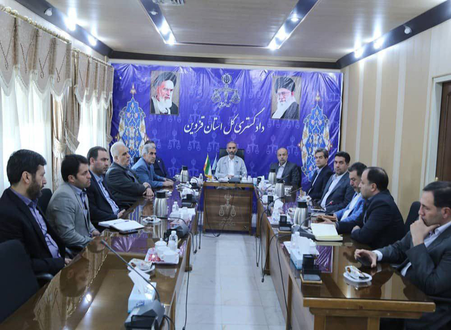 دفتر حمایت از تولید و سرمایه گذاری در دادگستری کل استان قزوین با حضور آقایان شعبانی رئیس کل دادگستری، رحمانی معاون اقتصادی استاندار،مهندس عبدیان رئیس اتاق بازرگانی قزوین  و جمعی از مدیران اقتصادی استان ،آهنگریان نائب رئیس اتاق وچهره های اقتصادی ، افتتاح شد.عکس کمکی شماره2