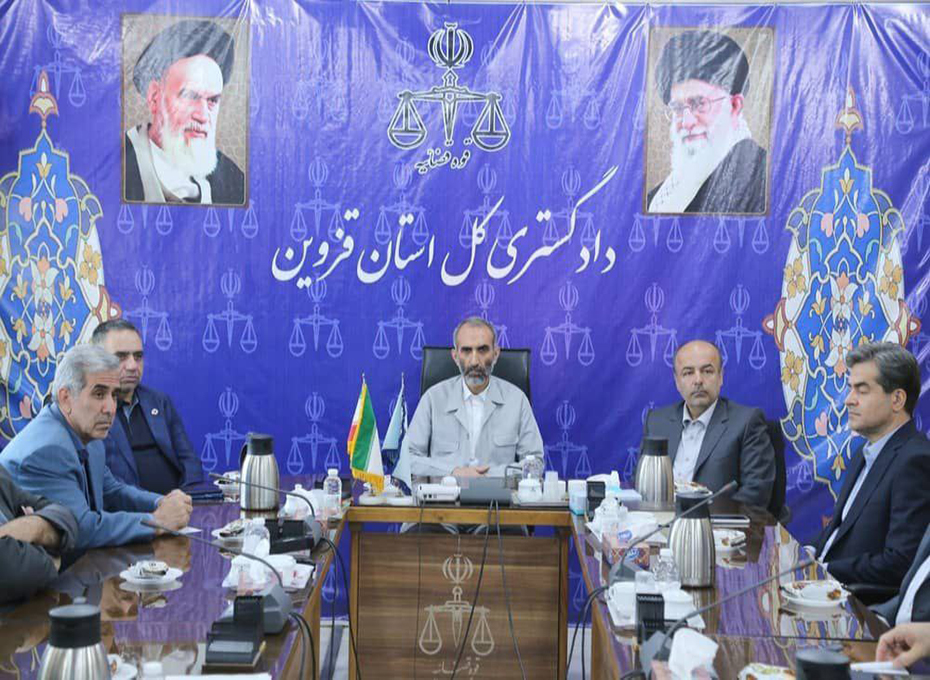 دفتر حمایت از تولید و سرمایه گذاری در دادگستری کل استان قزوین با حضور آقایان شعبانی رئیس کل دادگستری، رحمانی معاون اقتصادی استاندار،مهندس عبدیان رئیس اتاق بازرگانی قزوین  و جمعی از مدیران اقتصادی استان ،آهنگریان نائب رئیس اتاق وچهره های اقتصادی ، افتتاح شد.عکس کمکی شماره3