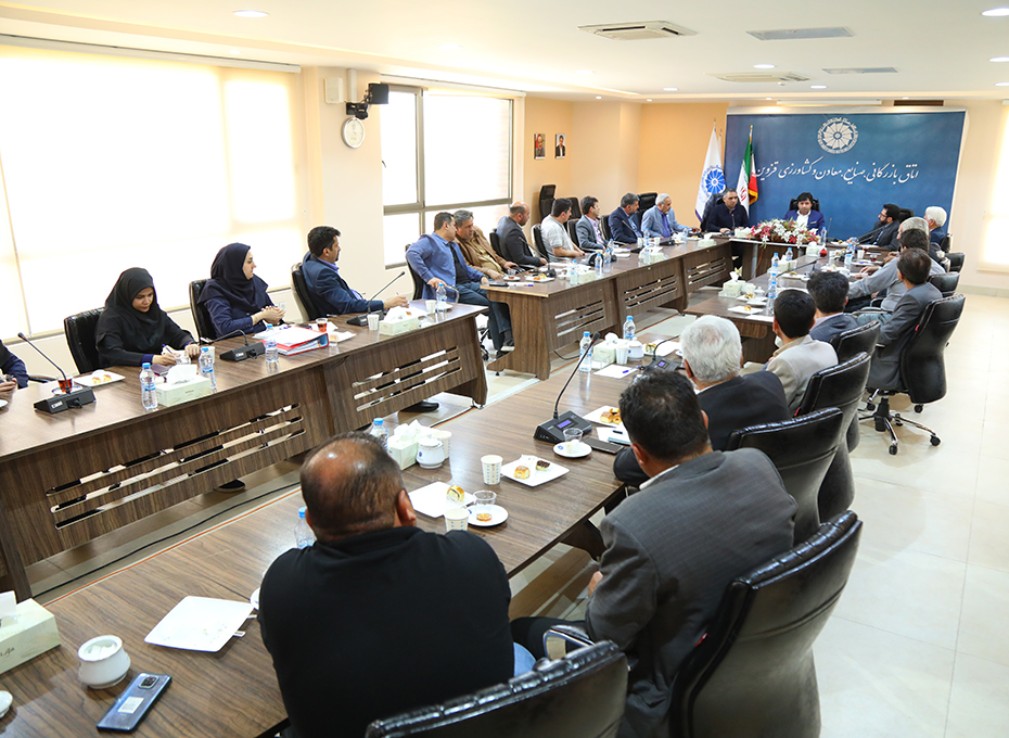 بعد از ظهرچهارشنبه پنجم اردیبهشت ماه جلسه هم اندیشی و بررسی مسایل و مشکلات حوزه انگور و کشمش استان  باحضور  آقایان مهندس  عبدیان رئیس اتاق بازرگانی، پازوکی عضوهیات رئیسه ،طاهرخانی و جباری از اعضای هیات نمایندگان واحمدی معاون اجرایی ومشاوررئیس اتاق وفعالان حوزه کشمش استان  درسالن سرای بازرگان برگزارشدعکس کمکی شماره1