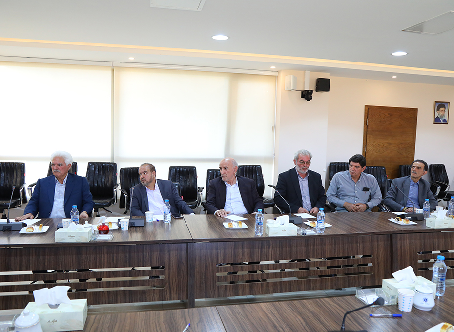 بعد از ظهرچهارشنبه پنجم اردیبهشت ماه جلسه هم اندیشی و بررسی مسایل و مشکلات حوزه انگور و کشمش استان  باحضور  آقایان مهندس  عبدیان رئیس اتاق بازرگانی، پازوکی عضوهیات رئیسه ،طاهرخانی و جباری از اعضای هیات نمایندگان واحمدی معاون اجرایی ومشاوررئیس اتاق وفعالان حوزه کشمش استان  درسالن سرای بازرگان برگزارشدعکس کمکی شماره3