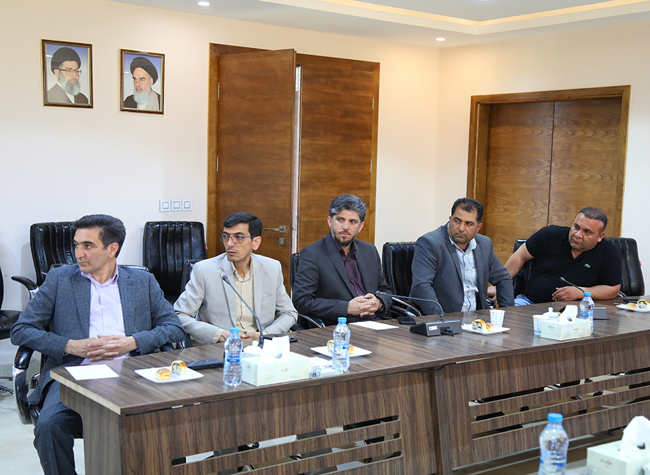 بعد از ظهرچهارشنبه پنجم اردیبهشت ماه جلسه هم اندیشی و بررسی مسایل و مشکلات حوزه انگور و کشمش استان  باحضور  آقایان مهندس  عبدیان رئیس اتاق بازرگانی، پازوکی عضوهیات رئیسه ،طاهرخانی و جباری از اعضای هیات نمایندگان واحمدی معاون اجرایی ومشاوررئیس اتاق وفعالان حوزه کشمش استان  درسالن سرای بازرگان برگزارشدعکس کمکی شماره4