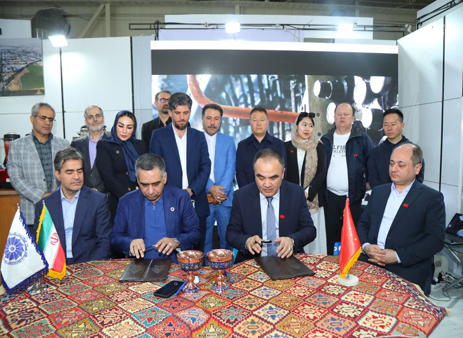 درادامه ششمین نمایشگاه توانمندی های صادراتی ج.ا.ایران(اکسپو2024) تفاهم نامه همکاری های مشترک تجاری و اقتصادی باامضای آقایان مهندس عبدیان رئیس  اتاق بازرگانی قزوین ومازو یان رئیس اتاق بازرگانی خرگوس کشورچین منعقدشدعکس کمکی شماره1