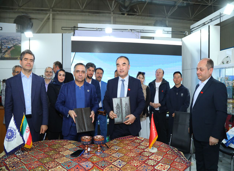 امضای تفاهم نامه همکاری های مشترک اتاق بازرگانی قزوین واتاق بازرگانی خرگوس کشورچین