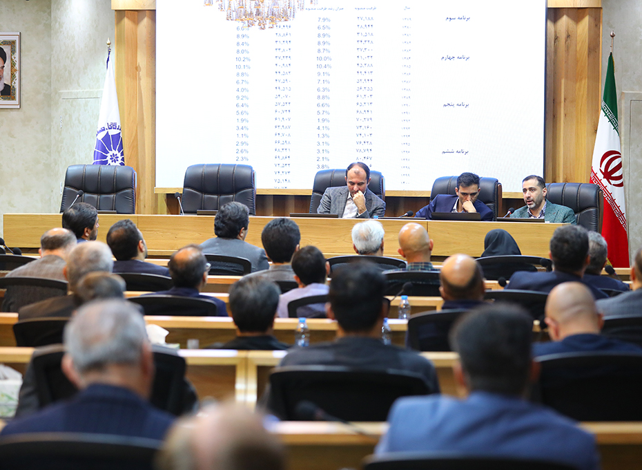  صبح پنجشنبه بامشارکت اتاق بازرگانی قزوین وشرکت توزیع نیروی برق استان ، جلسه هم اندیشی چالش های تامین برق صنایع و راهکارهای تامین برق مطمئن و اقتصادی درسالن وکیل التجار برگزارشد.عکس کمکی شماره1