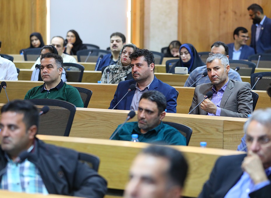  صبح پنجشنبه بامشارکت اتاق بازرگانی قزوین وشرکت توزیع نیروی برق استان ، جلسه هم اندیشی چالش های تامین برق صنایع و راهکارهای تامین برق مطمئن و اقتصادی درسالن وکیل التجار برگزارشد.عکس کمکی شماره2