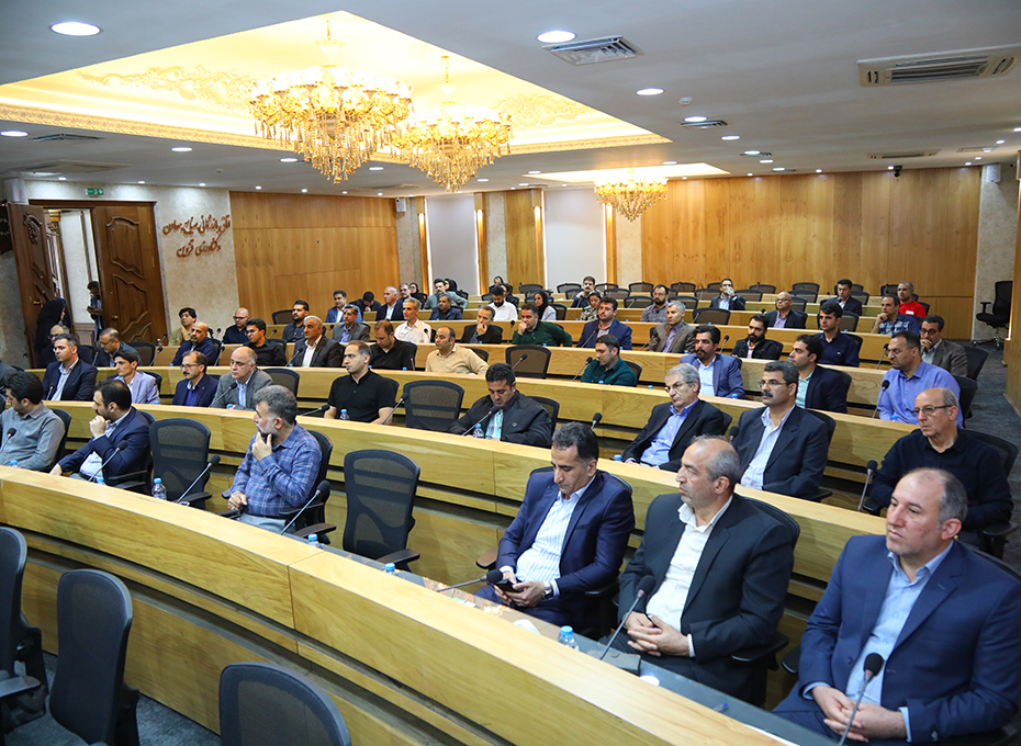  صبح پنجشنبه بامشارکت اتاق بازرگانی قزوین وشرکت توزیع نیروی برق استان ، جلسه هم اندیشی چالش های تامین برق صنایع و راهکارهای تامین برق مطمئن و اقتصادی درسالن وکیل التجار برگزارشد.عکس کمکی شماره3