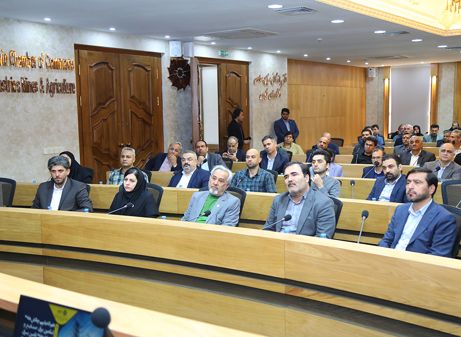  صبح پنجشنبه بامشارکت اتاق بازرگانی قزوین وشرکت توزیع نیروی برق استان ، جلسه هم اندیشی چالش های تامین برق صنایع و راهکارهای تامین برق مطمئن و اقتصادی درسالن وکیل التجار برگزارشد.عکس کمکی شماره4